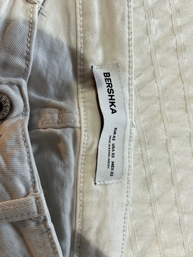 Pantaloni corti bianchi sfilacciati