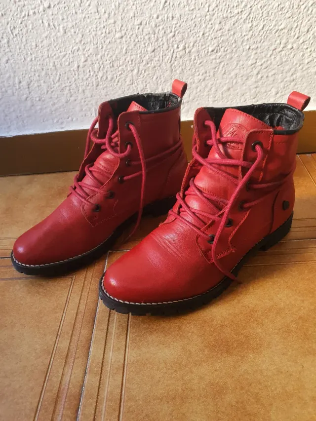 Botas rojas con cordones