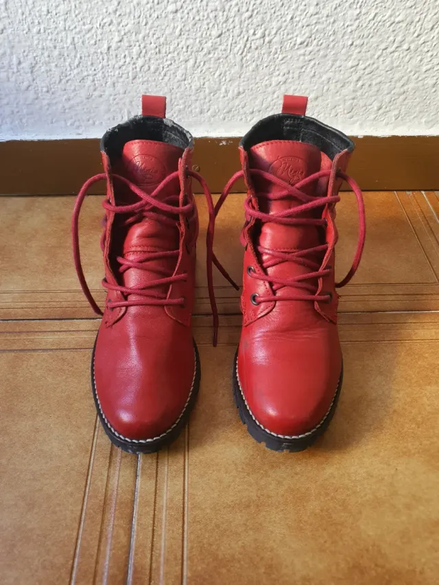Botas rojas con cordones