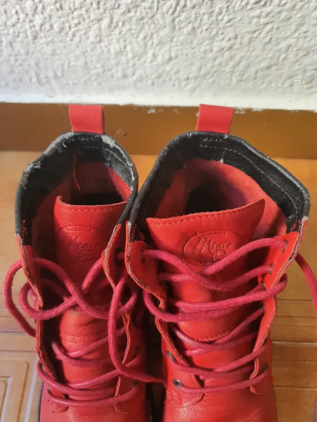 Botas rojas con cordones