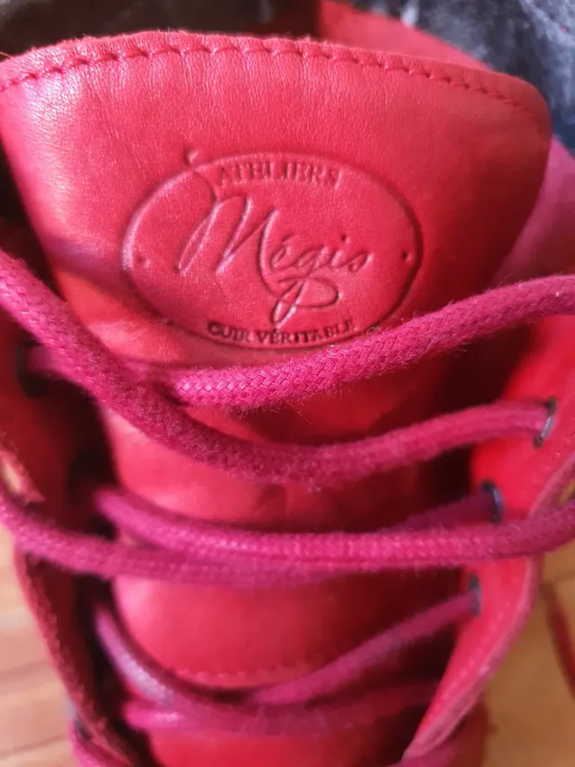Botas rojas con cordones