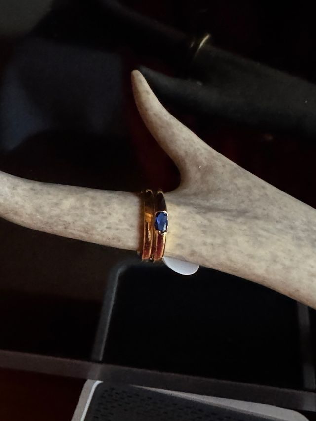 Anillo dorado con piedra azul anti alérgico