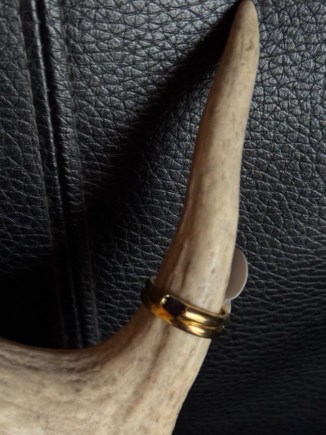 Anillo dorado con piedra azul anti alérgico