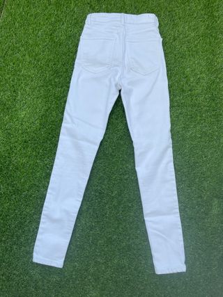 Pantalón vaquero pitillo blanco