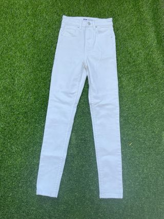 Pantalón vaquero pitillo blanco