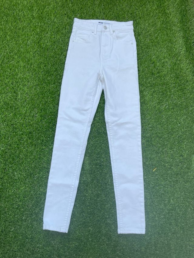 Pantalón vaquero pitillo blanco