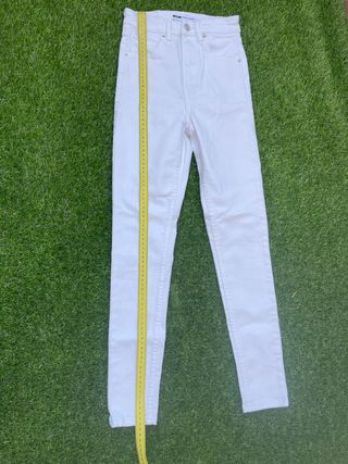 Pantalón vaquero pitillo blanco