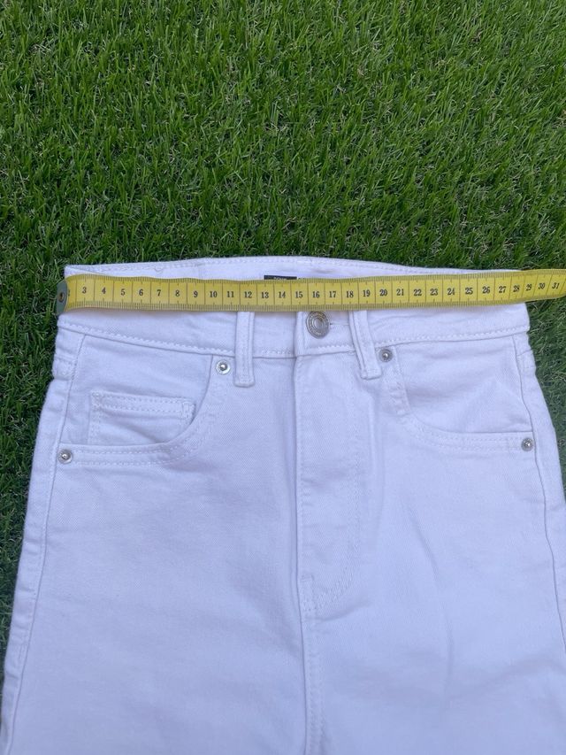 Pantalón vaquero pitillo blanco