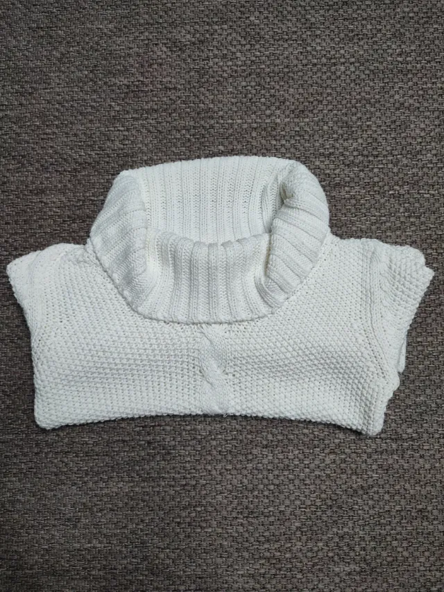 Jersey de punto cuello alto color crema