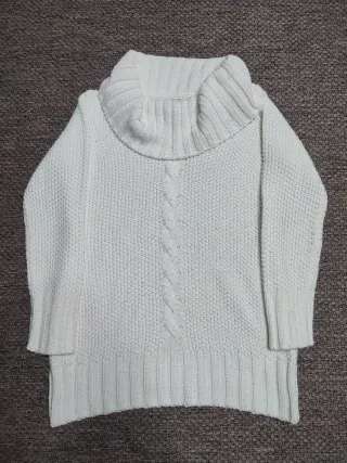 Jersey de punto cuello alto color crema