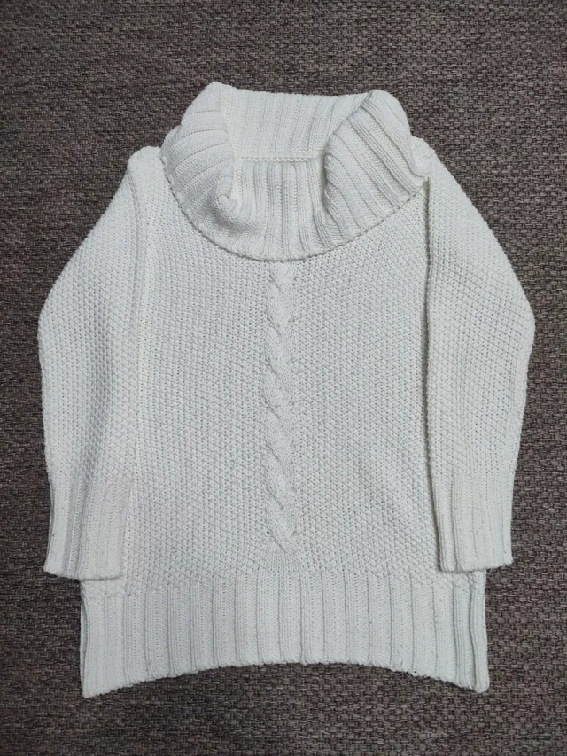 Jersey de punto cuello alto color crema