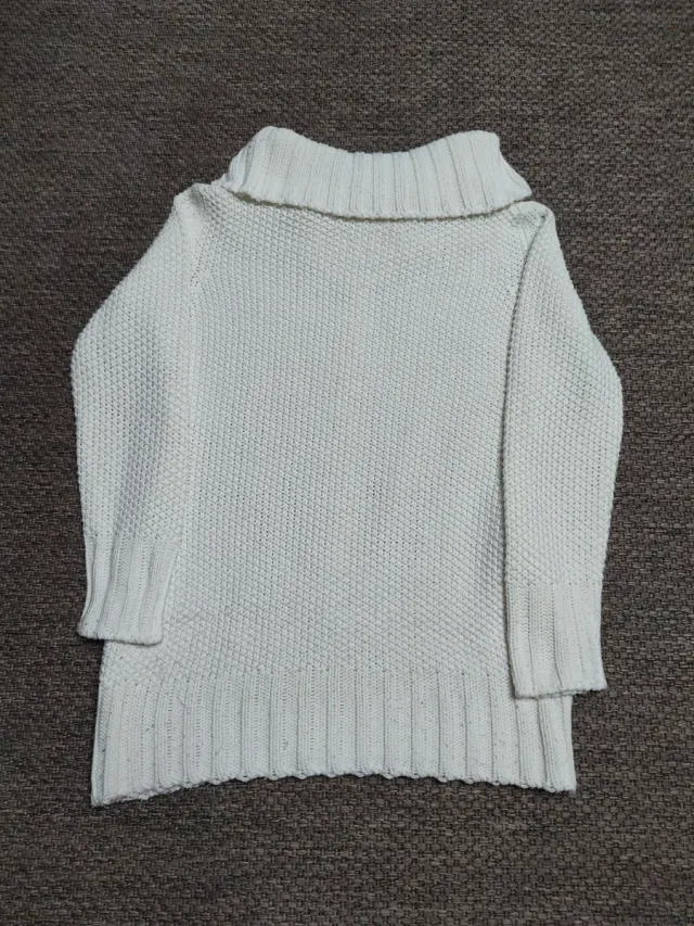 Jersey de punto cuello alto color crema