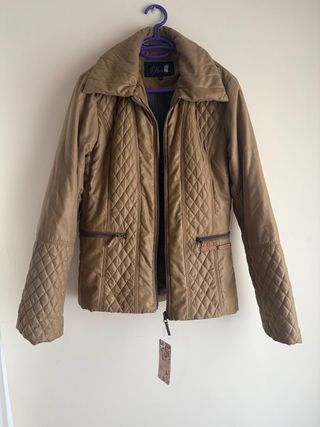 Chaqueta beige acolchada