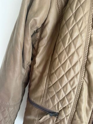 Chaqueta beige acolchada