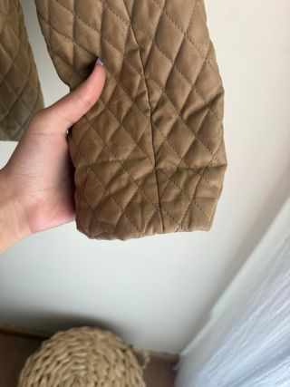 Chaqueta beige acolchada