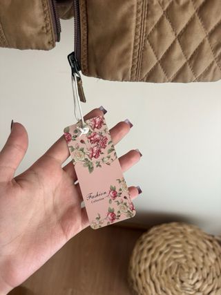 Chaqueta beige acolchada