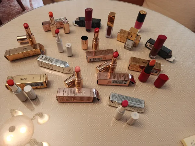 Lote 30 labiales surtidos o sueltos