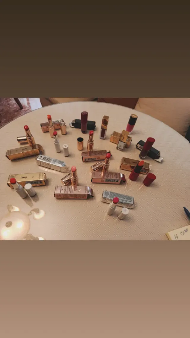 Lote 30 labiales surtidos o sueltos