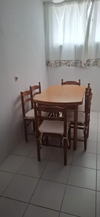 Mesa de cocina extensible y 4 sillas de madera