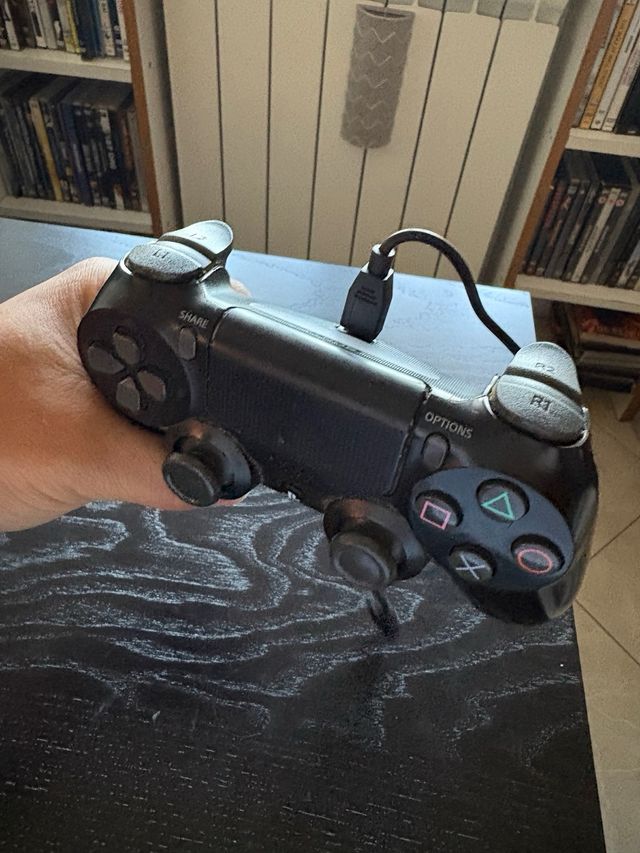 PS4 (PlayStation 4) con joystick