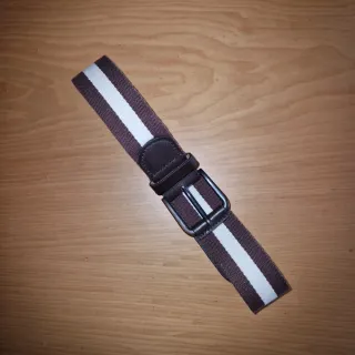 Cinturón de lona con rayas marrones y blancas