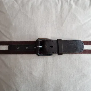 Cinturón de lona con rayas marrones y blancas