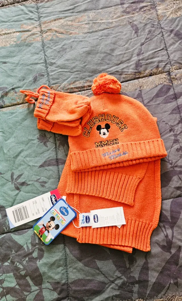 Set bimbo cappellino sciarpa e guanti arancioni