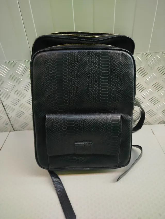 Mochila Parfois negra efecto piel serpiente