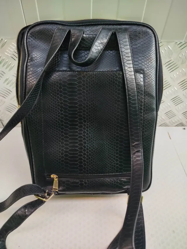 Mochila Parfois negra efecto piel serpiente