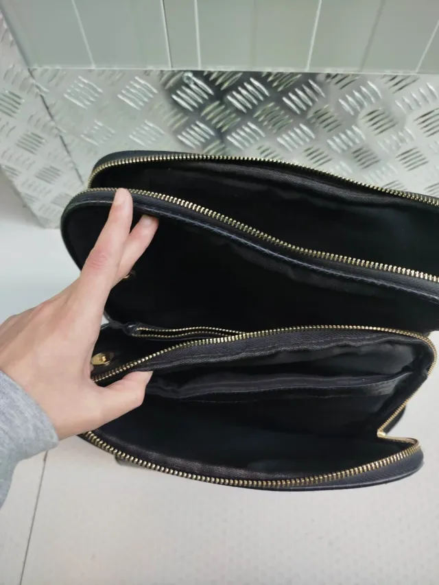 Mochila Parfois negra efecto piel serpiente