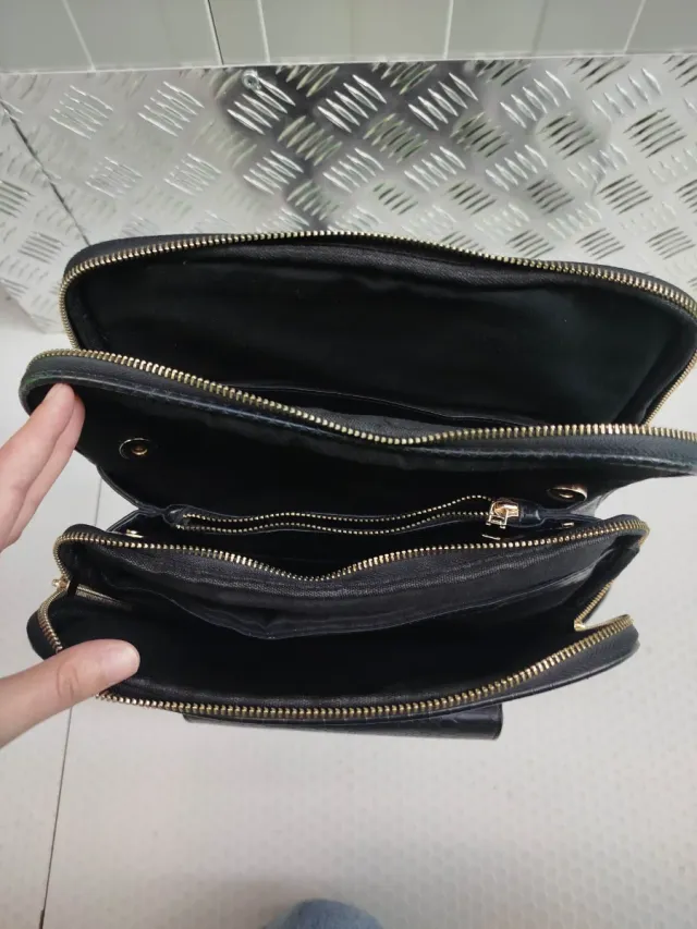 Mochila Parfois negra efecto piel serpiente