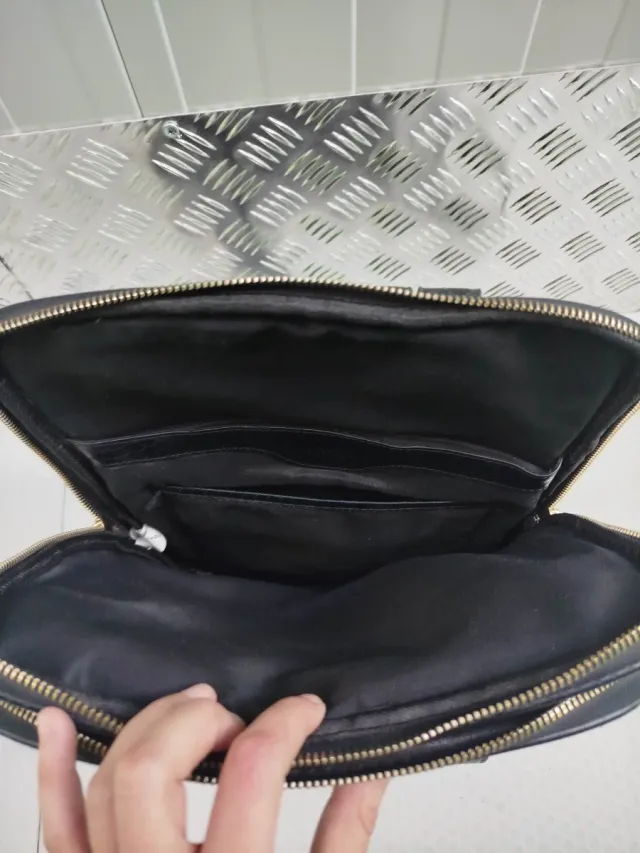 Mochila Parfois negra efecto piel serpiente