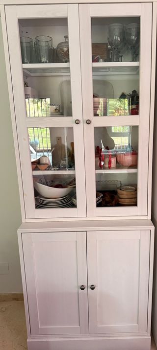 Mueble HAVSTA IKEA blanco con puertas de cristal.