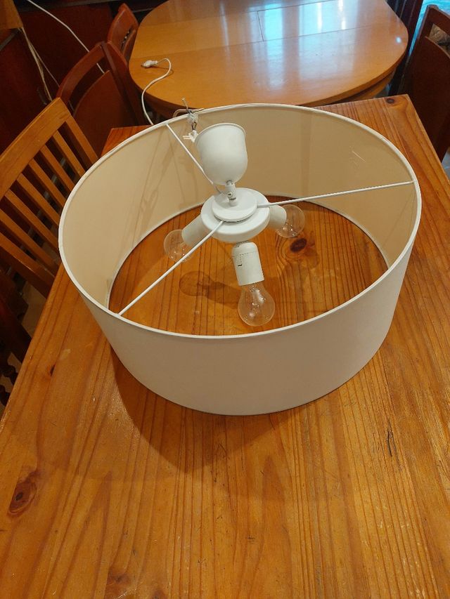 Lámpara de techo beige y blanca