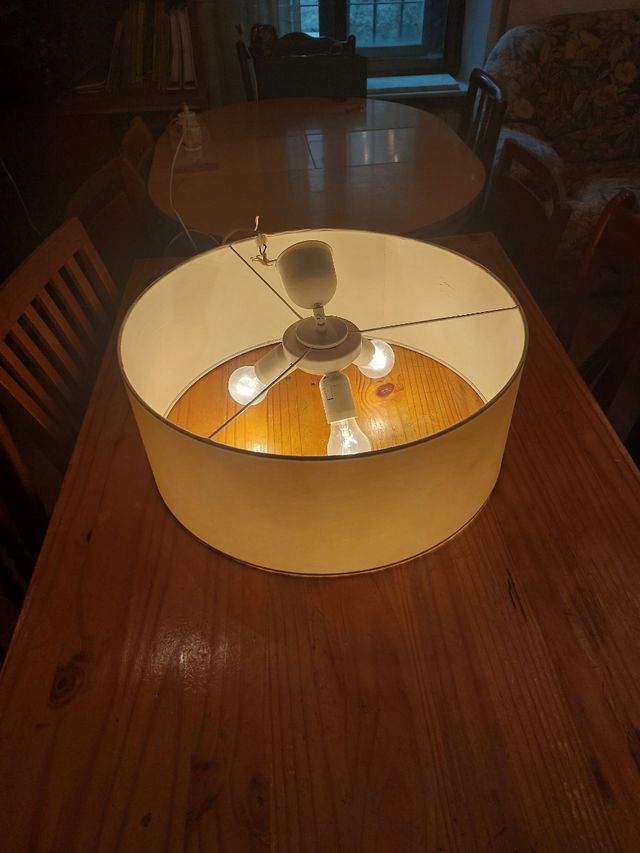 Lámpara de techo beige y blanca