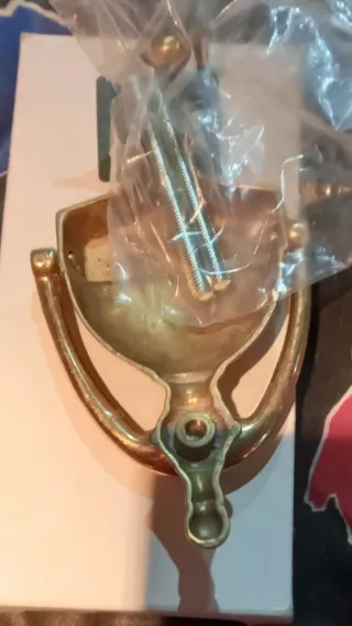 Aldaba dorada para puertas, grabada y decorada