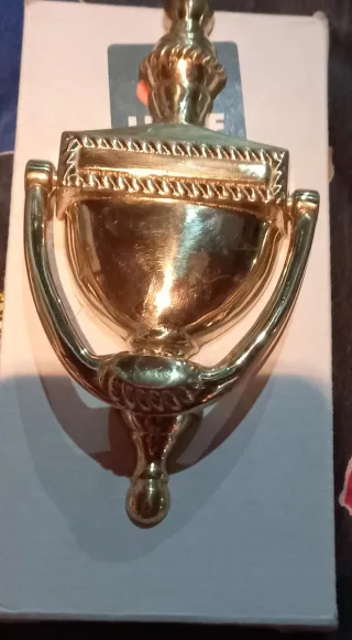 Aldaba dorada para puertas, grabada y decorada