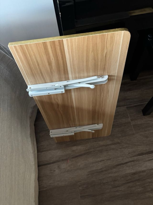 Mesa escritorio plegable de madera.