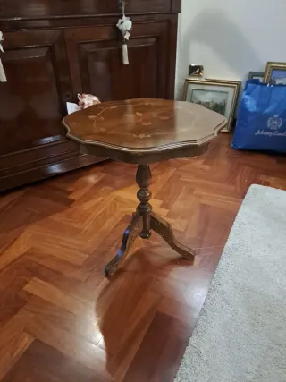Tavolino da soggiorno in legno intarsiato