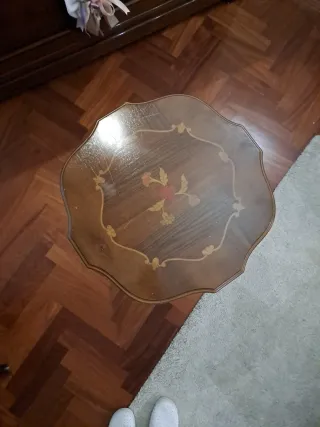 Tavolino da soggiorno in legno intarsiato