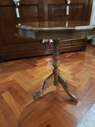 Tavolino da soggiorno in legno intarsiato