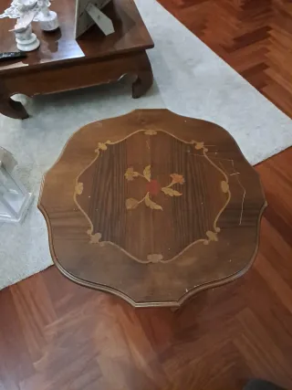 Tavolino da soggiorno in legno intarsiato