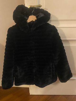 Pelliccia ecologica con cappuccio