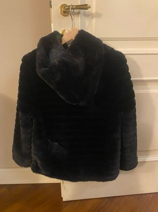 Pelliccia ecologica con cappuccio