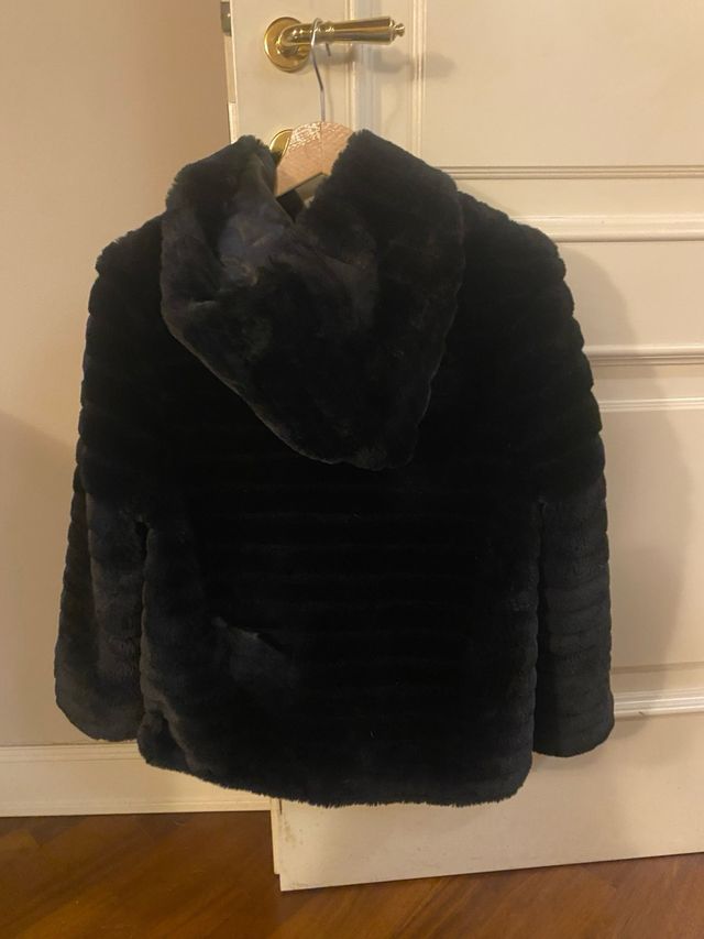 Pelliccia ecologica con cappuccio