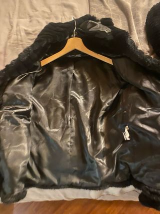 Pelliccia ecologica con cappuccio