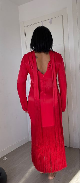 Vestido largo rojo con flecos