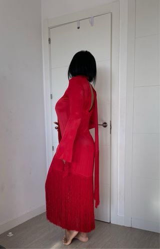 Vestido largo rojo con flecos