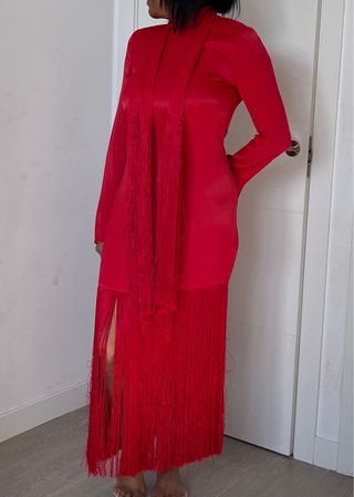 Vestido largo rojo con flecos