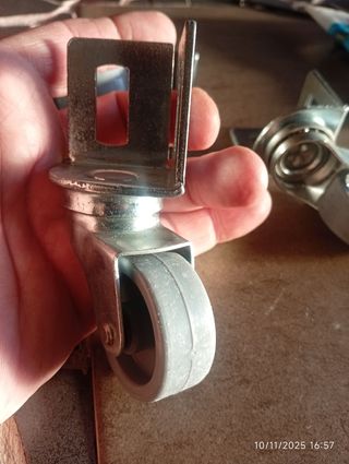 Ruedas giratorias con escuadra.